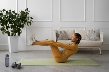 mulher treinando em casa no tatame em frente a um sofá